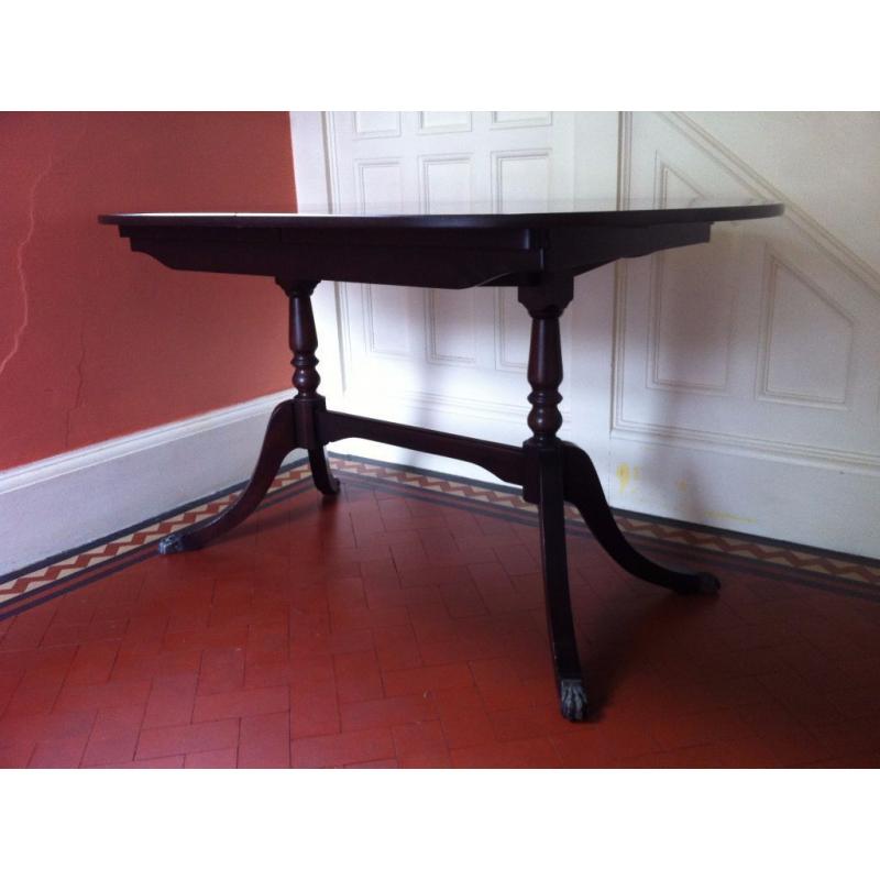 Vintage STRONGBOW Regency Style Reproduction Dining Table Sits 6