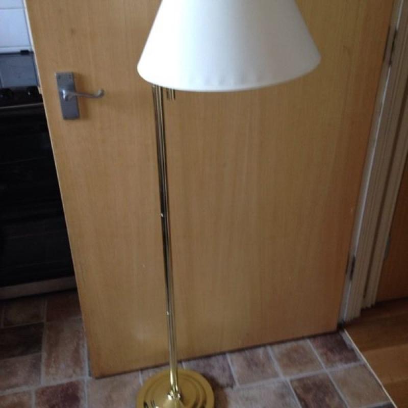 Tall standing lamp