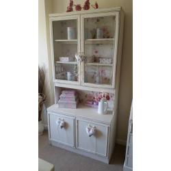 VERY PRETTY SHABBY CHIC DRESSER