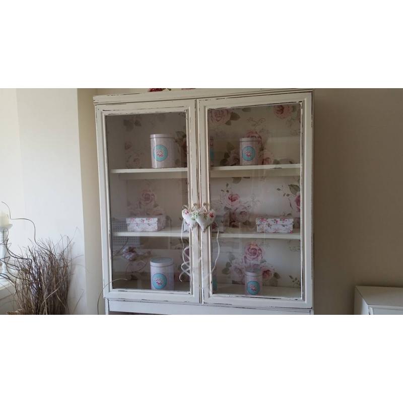 VERY PRETTY SHABBY CHIC DRESSER