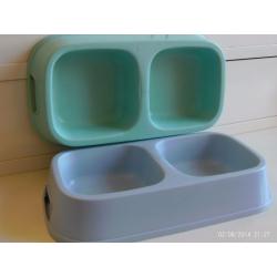 2 pet feeding dishes