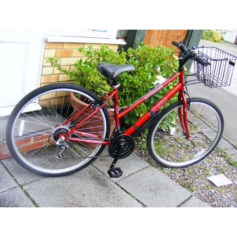 LADIES 700c WHEEL HYBRID BIKE HARDLY USED with basket