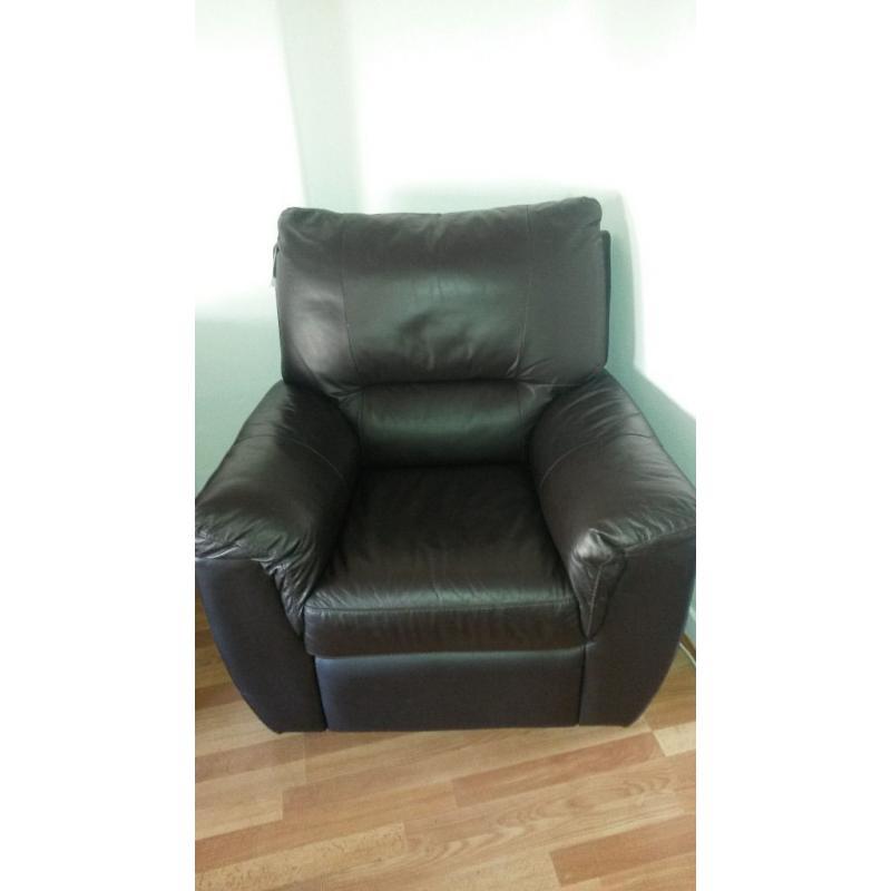 brown leather electic recliner for sale. good condition