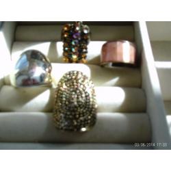 4 gold costume rings