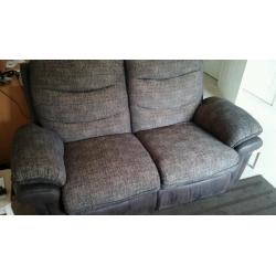 2 SEATER ELECTRIC RECLINING SOFA, MINT