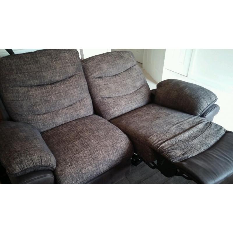 2 SEATER ELECTRIC RECLINING SOFA, MINT