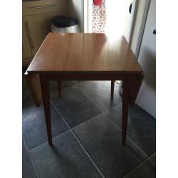 Extendable retro table