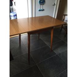 Extendable retro table