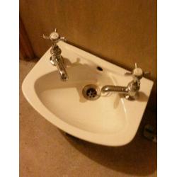 Wc & Small hand sink. Excellent condition