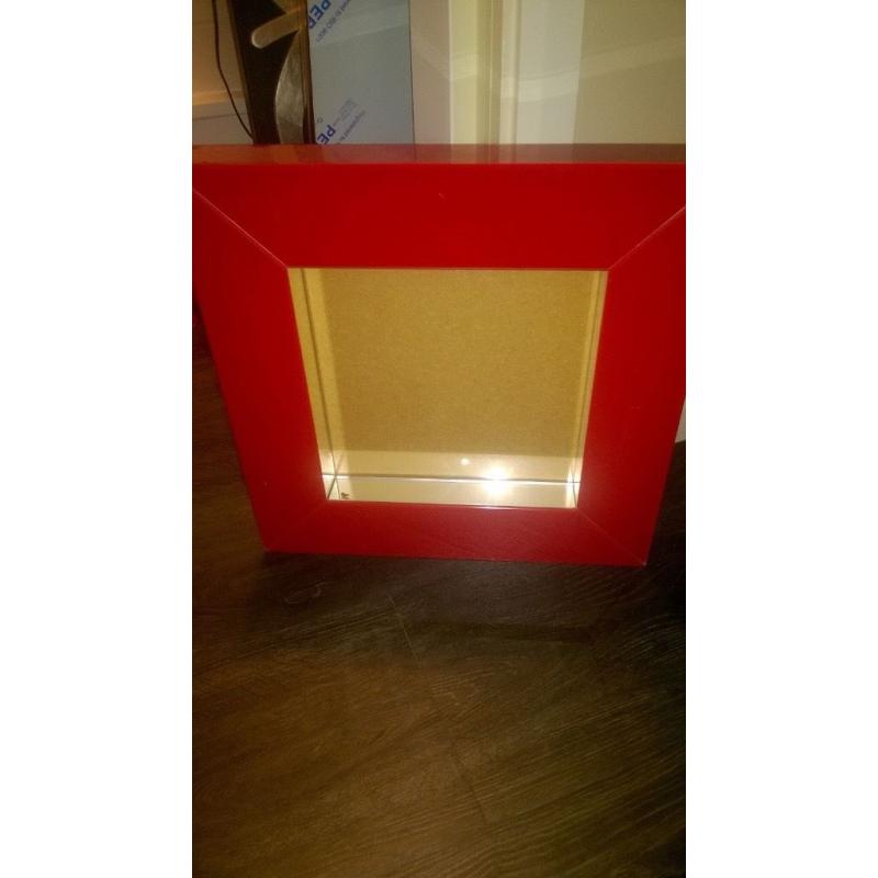 2 photo frames in red gloss by Venture. Absolutely stunning