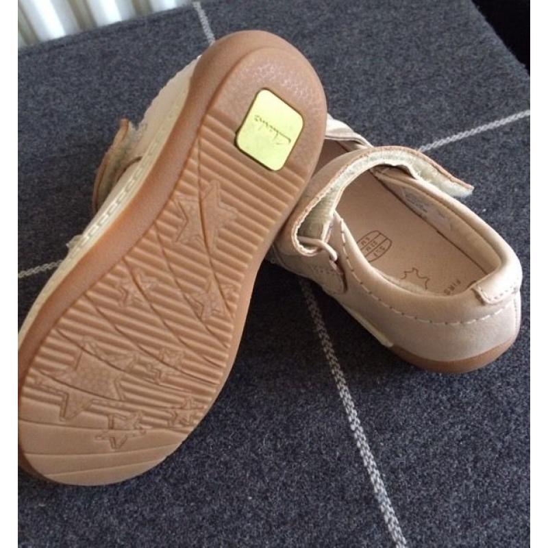 Girls Clarks Leather shoes 5.5f