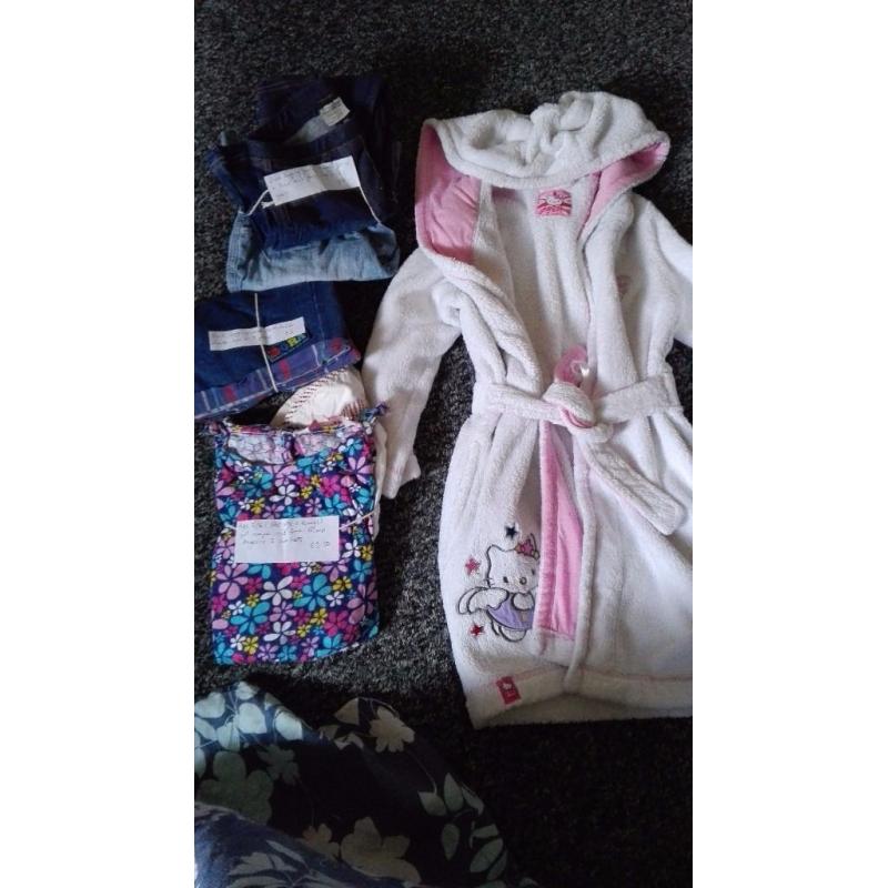 Huge bundle of girl clothes age 4-5: price can be negotiated