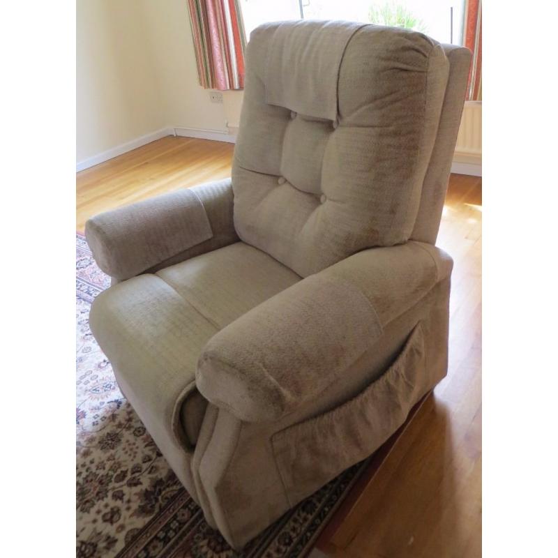 ELECTRIC RISER/RECLINER CHAIR BEIGE