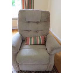 ELECTRIC RISER/RECLINER CHAIR BEIGE