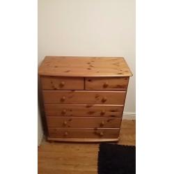 Wooden dresser 6 drawers and great condition!