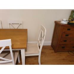 Table and 6 chair's excellent condition